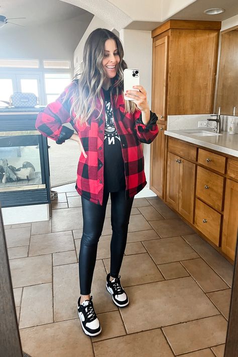 Outfit With Dunks Women, Panda Dunk Outfits Women, Nike Dunk Work Outfit, How To Wear Dunks Women, Women’s Dunks Outfit, Womens Nike Dunks Outfit, How To Style Dunks Low Women, Women’s Nike Dunks Outfit, Outfits With Dunks Women