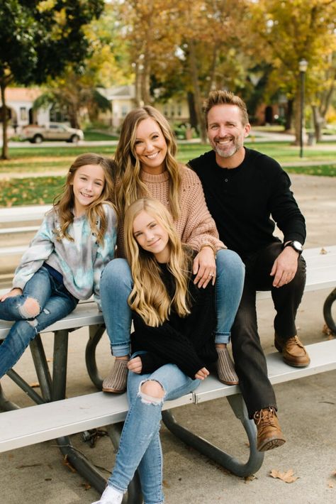 Family Gallery - Melissa Goodland | Award Winning Folsom Senior & Family Photographer Family With Teenagers Photoshoot, Teenage Family Photos, Family Pictures With Teenagers, People Pictures, Outdoor Pictures, Teenage Daughters, High School Senior Portraits, California Photography, Family Posing