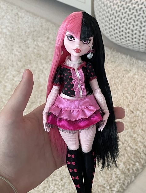 Michael•Clops👁🩹 on Twitter: "Best Draculaura doll ever https://t.co/ZzhIyTTYd8" / Twitter New Monster High Dolls, Draculaura Doll, Monster High Doll Clothes, Arte Monster High, Monster High Pictures, Catty Noir, Doll Aesthetic, Monster High Art, Monster High Characters