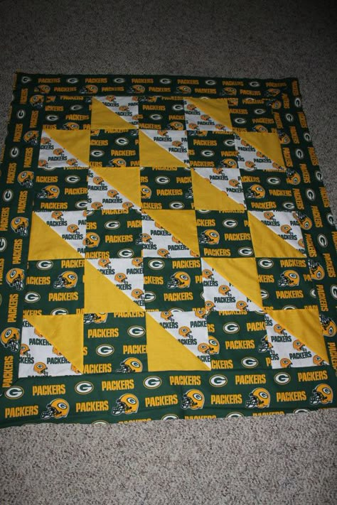 Sports Team Quilt Sizes & Prices  4 X 6 Crib $125.00 5 X 7 Toddler $150.00 6 X 6 Throw $165.00 7 X 10 Lap $200.00 8 X 11 Twin $250.00 11 X 13 Queen $350.00 13 X 13 King $450.00 120X120 King $650.00  You send me your team and I will have it ready to ship usually in four weeks. Please convo me for current turnaround times. The above picture is just an example of one I have made for someone. The backing can be cotton or a super soft minky fabric. These are great for every sports lover! If th... College Quilts, Tractor Quilt, Football Quilt, Quilts Simple, Sports Quilts, Woodland Quilt, Shirt Quilts, T Shirt Quilts, Quilt Retreat