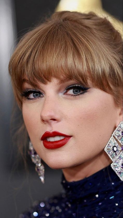 Grammys 2023 Taylor Swift Red Lips, Taylor Swift Red Lipstick, Grammys Performance, Grammys 2023, Taylor Swift Makeup, Taylor Swift Photoshoot, Wear Red Lipstick, Estilo Taylor Swift, Taylor Swift Music