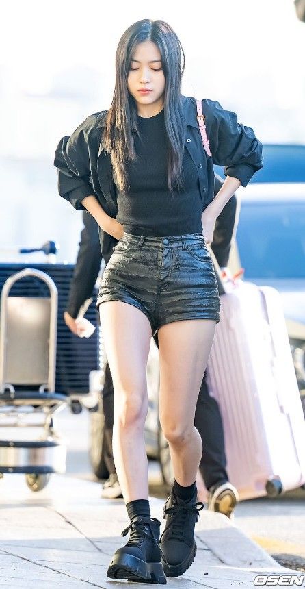 Ryujin Body Goals, Kpop Idol Body Type, Skateboard Girl, Shoes Outfit Fashion, Body Proportions, Kpop Outfits, Korean Outfits, Pop Fashion, Black Outfit