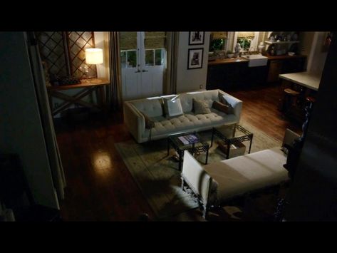 Pretty Little Liars Spencer Hastings' house open living room and kitchen. Love it all. Spencer Hastings Room, Open Living Room And Kitchen, Bungalow Living Room, Pretty Little Liars Spencer, Hastings House, Spencer House, Living Room And Kitchen, Tiny House Inspiration, Spencer Hastings