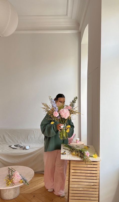 Flowers In Home Aesthetic, Cozy At Home, Creator Aesthetic, Home Plants Aesthetic, Flower Arranging, Flower Therapy, Flower Lover, Flower Child, Flower Shop