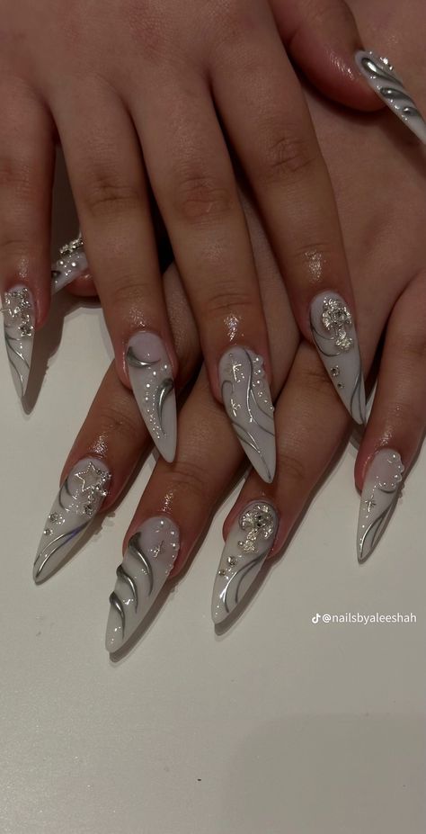 Chrome And Pearl Nails, Silver 3d Nails, Silver Pearl Nails, Silver Charm Nails, Silver Chrome Nails With Pearls, Pearl White Chrome Nails Design, Nail Inspo 3d, Silver Chrome Nails Designs, White Y2k Nails