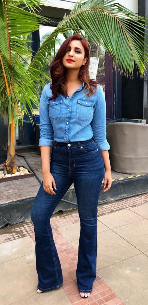 Parineeti chopra Pear Fashion, Parneeti Chopra, E Business, Female Celebrity Fashion, Trendy Bags, Simple Eye, Stylish Fall Outfits, Parineeti Chopra, Causual Outfits