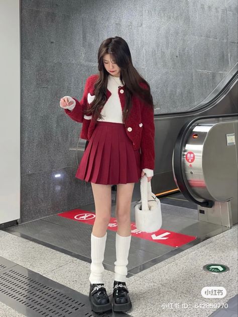 Christmas Outfits Korean Style, White Skirt Christmas Outfit, Christmas Outfits Korean, Cute Red Outfits, Red Outfit Korean, Red Skirt Outfits, Red And White Outfits, Outfit Elegantes, Korean Casual Outfits