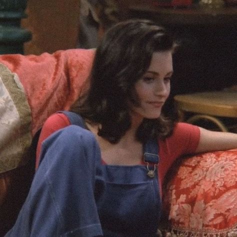 Monica Friends, Monica And Chandler, Courtney Cox, Outfits 2000s, 90s Inspired Outfits, Cute Simple Hairstyles, Monica Geller, Friends Moments, Friends Characters