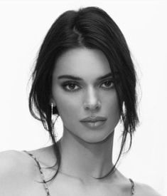 Kendall Jenner Side Profile, Kendall Jenner Portrait, Kendall Jenner Dark Aesthetic, Kendall Jenner Black And White, Kendall Jenner Wallpaper Black And White, Kendall Jenner Dark Feminine, Kendall Jenner Black And White Aesthetic, Photo Yearbook, Kendall Jenner Icons