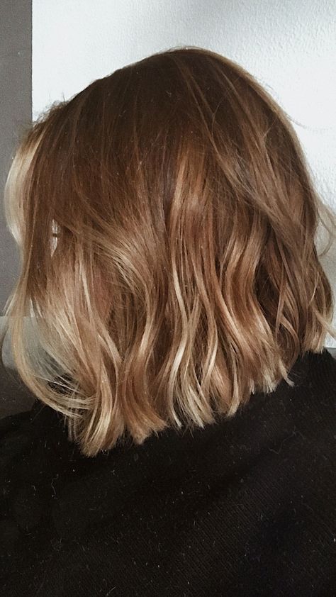 warm blond bob ⭐️ Subtle Blonde Highlights Short Hair, Brown With Blonde Highlights Bob, Blonde Baylage Hair On Brown Hair Short, Short Bronze Hair, Golden Bob Hair, Balayage Hair Beige, Caramel Brown Bob, Golden Brown Hair Short, Honey Brown Hair Bob