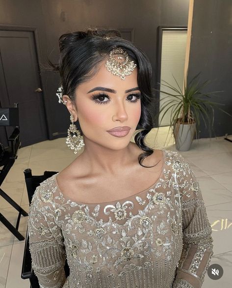 Pakistani Wedding Guest Makeup Look, Pakistani Wedding Hairstyle, Asian Hair Updo Wedding, Desi Bridal Hairstyles, Desi White Aesthetic, Nikkah Makeup Looks Simple, Hairstyle For Lengha, Eid Makeup Look Pakistani, Soft Glam Makeup Indian