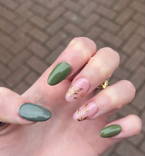 Green And Gold Leaf Nails, Green Nails And Gold, Ivy Nail Art, Green Leaf Nails, Gold Leaf Nail Art, Leaf Nail Art, Make Up Inspo, Neutral Nails, Prom Nails