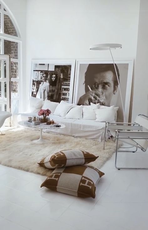 Filling Living Room Space, Cali Apartment Aesthetic, Living Room Prints Ideas, Apartment Entry Way Ideas, Fashion Apartment, Vsco Summer Aesthetic, Fashion Living Room, Nyc Rooms, Vsco Summer