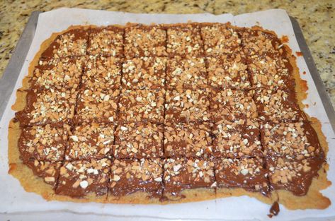 Toffee squares are easy shortbread cookie bars topped with chocolate, toffee bits and chopped almonds.  They're completely addicting! Shortbread Cookie Bars, Toffee Squares, Toffee Fudge, Easy Shortbread, Shortbread Cookies Easy, Toffee Bits, Shortbread Cookie, Chocolate Toffee, Shortbread Cookies