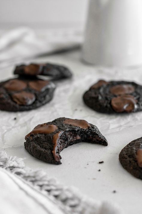 Black Chocolate Chip Cookies, Black Cocoa Powder Cookies, Black Cocoa Cookies, Dark Cocoa Cookie, Cocoa Desserts, Easy Bakes, Cocoa Powder Recipes, Biscuits Recipes, Dark Chocolate Chip Cookies