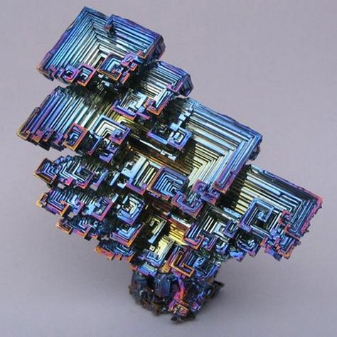 Amazing Photographs of Fractals in Nature - Bismuth crystals ♥ | © Fractal Nature, Nature Crystals, Fractals In Nature, Mind Unleashed, Bismuth Crystal, Fibonacci Sequence, Geology Rocks, Crystal Formations, Pretty Rocks