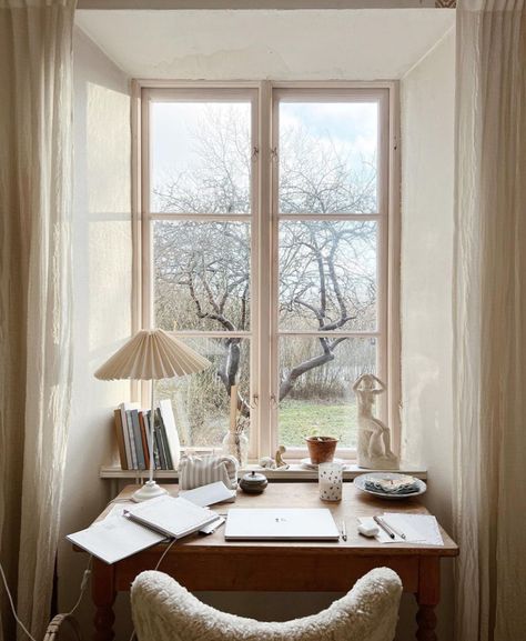 Country House Office, Cosy Study Room, Swedish Country Interiors, Swedish Home Decor, Cottage Office, Scandinavian Home Interiors, Swedish Home, Swedish Beauty, Home Workspace