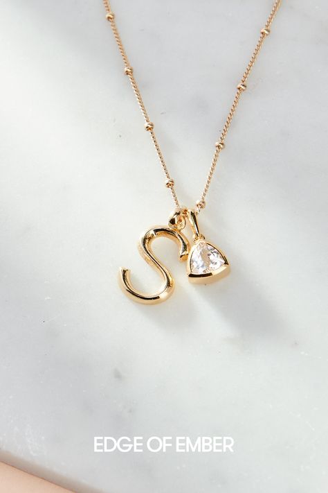 Initial Necklace Gold Letters, Wedding Flower Jewelry, Wedding Jewelry Sets Bridal Jewellery, Diamond Pendants Designs, Modern Gold Jewelry, Bridal Diamond Jewellery, Jewellery Sketches, Gold Ring Designs, Jewelry Accessories Ideas