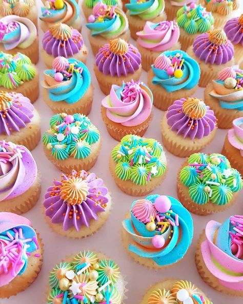 I want one of each of these super fun and brightly coloured cupcakes!! 💚💜💗💙💛 Cupcake artist - @sugarandsaltcookies ~~~~~~~~~~~~~~~~~~~~~~… Easy Cupcakes Decoration, Patisserie Fine, Pastel Cupcakes, Cupcake Decorating Tips, Pinterest Cake, Cake Mini, Cupcake Cake Designs, Cupcake Birthday, Cupcake Birthday Cake