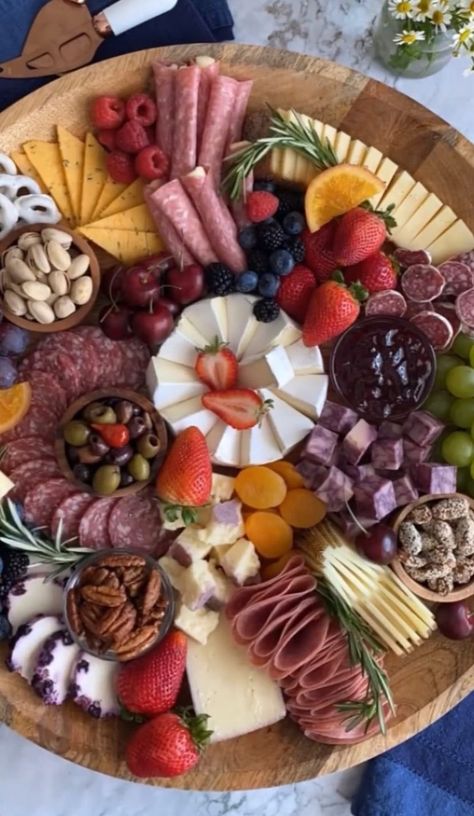 Branch Ideas Food, Branch Ideas, Charcuterie Appetizers, Minnie Mouse Birthday Cakes, Charcuterie Inspiration, Fruit Arrangements, Charcuterie And Cheese Board, Charcuterie Recipes, Food Displays