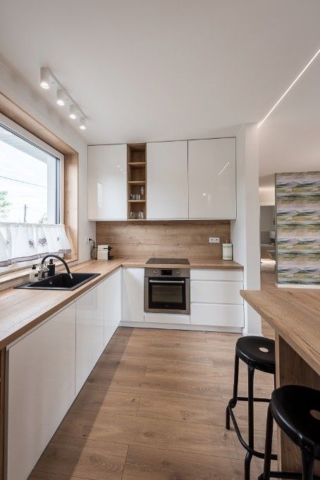 Kitchen Ideas Modern White And Wood, White And Wooden Kitchen, Kitchen Wood White, White Wood Kitchen, White And Wood Kitchen, Modern Kitchen Design Black, Modern Kitchen Interiors, Small Kitchen Decor, Kitchen Design Modern White