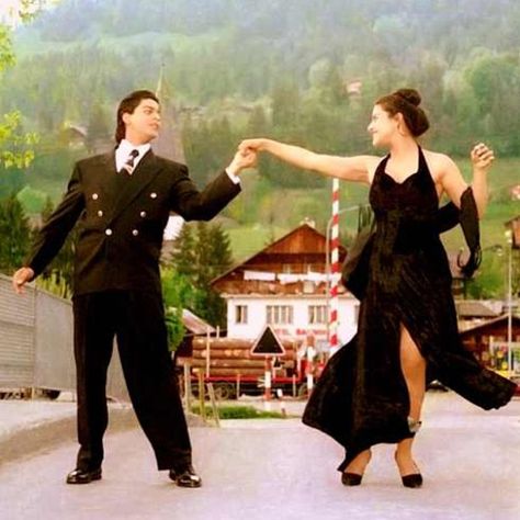 Shahrukh Khan and Kajol - Dilwale Dulhania Le Jayenge - DDLJ (1995) Kajol Ddlj, Kajol Dilwale, Dilwale Dulhania Le Jayenge, Shahrukh Khan And Kajol, Kajol Devgan, Kathak Dance, Shah Rukh Khan Movies, Srk Movies, Asian Cinema