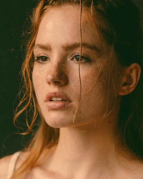 Models With Freckles, Daria Sidorchuk, Beautiful Freckles, Freckles Girl, Female Character Inspiration, Human Poses Reference, Aesthetic People, Redhead Girl, Character Aesthetic