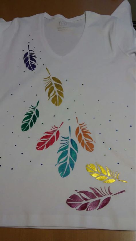 Diy Fabric Paint, Fabric Colour Painting, Fabric Paint Shirt, Fabric Paint Diy, Painted Clothes Diy, Fabric Painting Techniques, Idee Cricut, Tshirt Painting, Hand Painted Dress