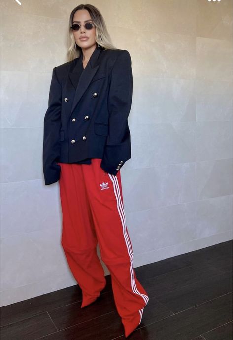 Adidas Pants Street Style, Adidas Red Pants Outfit, Red Track Pants Outfit, Adidas Pants Outfit Fashion, Red Pants Outfit Street Style, Red Adidas Pants Outfit, Red Adidas Pants, Adidas Track Pants Outfit, Adidas Street Style