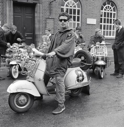 From rucking with rockers to boozing in Brighton … incredible pics reveal the story of Britain’s 60s Mod generation Margate Beach, Italian Scooter, Motos Vintage, Vintage Vespa, Mod Scooter, Fishtail Parka, British Seaside, Lambretta Scooter, Mod Girl