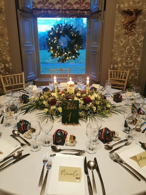 Christmas Wedding Top Table, Winter Wedding Centerpieces Round Table, Table Plate Setting, Winter Gala, Christmas Wedding Themes, Family On Christmas, Christmas Wedding Inspiration, Wedding Top Table, Moody Forest