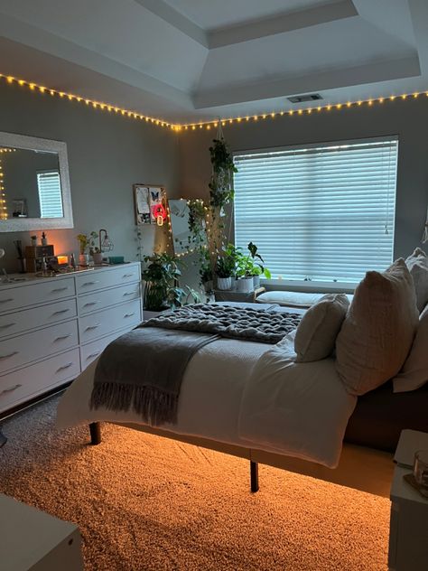 One Bedroom Two Beds, Cozy Clean Room Aesthetic, Beds With No Bed Frame, Small Couples Bedroom Ideas, Comfy Room Ideas Bedrooms, Hobo Room Ideas, Small Room Ideas Aesthetic Cozy, Full Size Bed In Small Room Ideas, Full Room Ideas Bedroom