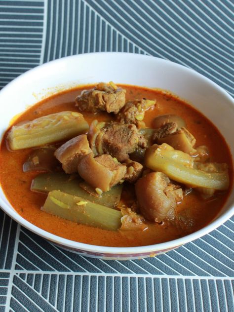 PORK TEMPERAD is an East Indian Pork Curry with coconut milk and pumpkin (bottle gourd)/doodhi. Pork meat on bones is generally used for this curry. Pork Vindaloo, Pork Curry, Pumpkin Curry, Vindaloo, Chop Suey, Pork Meat, Coconut Milk Curry, How To Cook Pork, Easy Pork