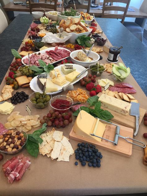 Charcuterie board on butcher paper Charcuterie Brown Paper, Paper For Charcuterie, Charcuterie Paper Board, Charcuterie On Paper, Charcuterie Board Parchment Paper, Charcuterie Butcher Paper, Charcuterie Board Butcher Paper, Parchment Paper Charcuterie Board, Paper Charcuterie Board