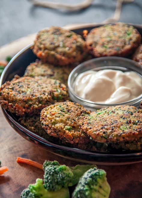 Broccoli Quinoa Fritters - Nina's Vegan Recipes Quinoa Fritters, Broccoli Patties, Zucchini Quinoa, Quinoa Patties, Broccoli Quinoa, Quinoa Broccoli, Potato Chickpea, Zucchini Patties, Broccoli Fritters