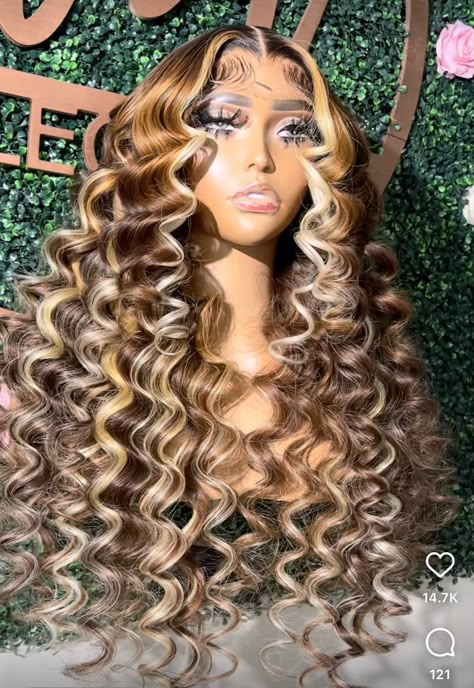 21st Birthday Hairstyles Black Women, Wand Curl Highlight Wig, Blonde Wig Middle Part Curls, Curly Blonde Hair Black Women Lace Wigs, Curly Blonde Highlights Wig, Blonde Wig Wand Curls, Blonde Wand Curls, Honey Blonde Crimped Wig, Beyonce Braids