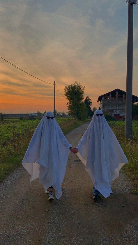 Cute Halloween Pictures Friends, Funny Ghost Photoshoot, Vintage Ghost Costume, Viral Ghost Photoshoot, Ghost Pics With Friends, Halloween Picture Ideas With Friends, Aesthetic Ghost Costume, October Photoshoot Ideas, Halloween Aestethic