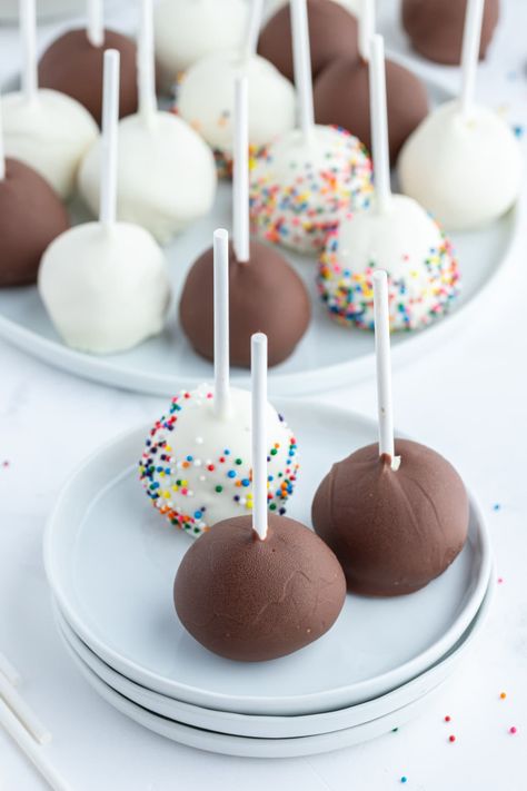 Easy Chocolate Chip Cheesecake, Lemon Cheesecake Cake, Cheesecake Pops Recipe, Cheesecake On A Stick, Cheesecake Pops, Frozen Cheesecake, Cheesecake Lovers, Dipped In Chocolate, Chocolate Chip Cheesecake