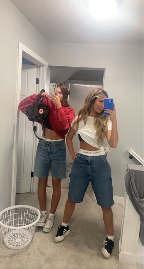 Mom Jorts Outfit, Jorts Girls Aesthetic, Jorts Womens Aesthetic, Over Sized Tees Outfits, Matching Jorts Outfits, Where To Get Jorts From, Woman Jorts Outfit, Style Jorts Woman, Jorts Inspo Outfit