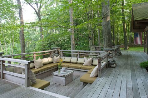 Wood deck with sunken sitting area in backyard of house Deck Seating Area, Wooden Deck Designs, Built In Bench Seating, Deck Bench, Sunken Patio, Gazebo With Fire Pit, Sunken Fire Pits, Patio Railing, Deck Seating