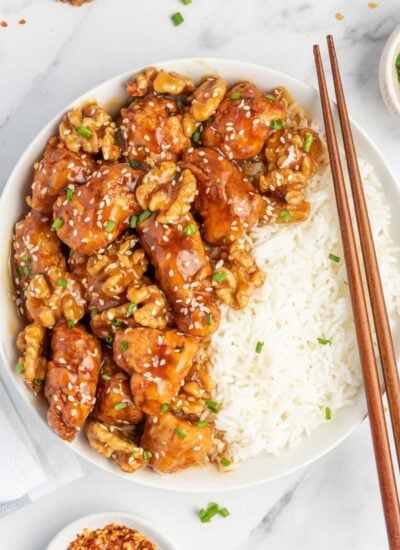 Crispy Honey Walnut Chicken Walnut Chicken Chinese, Honey Walnut Chicken Recipe, Honey Walnut Chicken, Walnut Chicken Recipe, Spicy Asian Chicken, Popular Chinese Dishes, Walnut Chicken, Walnuts Recipe, Chinese Stir Fry