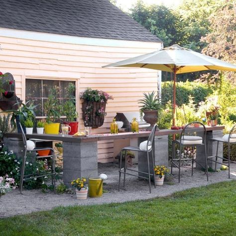 This cinder block outdoor bar is a great DIY project that is budget friendly. Cinder Block Furniture, Cinder Block Fire Pit, Cinder Block Bench, Outdoor Buffet, Cinder Block Garden, Outdoor Grill Station, Cinder Blocks, Budget Patio, Dry Creek