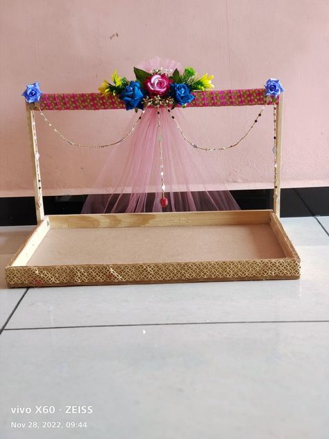 Haldi Mehandi Plate Decoration, Chhab Tray Decoration, Lagan Lekhan Tray Decorations, Chab Decoration Ideas, Lagan Lakhan Tray Decoration, Lagan Lakhan, Chhab Decoration, Handmade Hamper, Wedding Packing