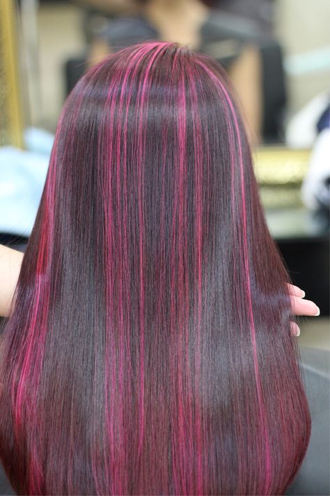 Pink Babylights, Pink Streaks In Black Hair, Draculaura Hair, Pink Hair Streaks, Pink Hair Highlights, Pink And Black Hair, Skunk Hair, Peinados Hair Styles, Pink Hair Dye