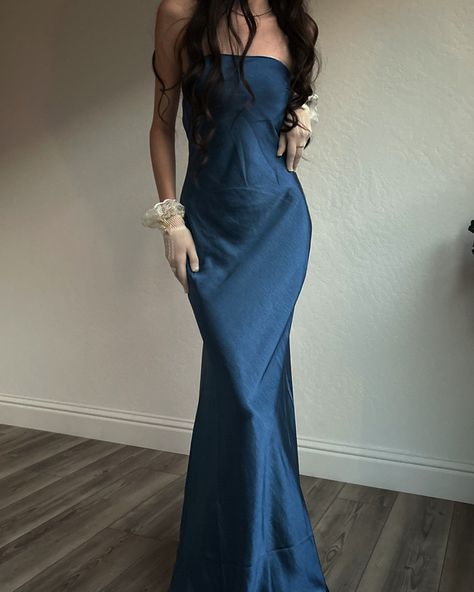 Dark Blue Dresses Aesthetic, Dark Blue Aesthetic Dress, Blue Ballgown Aesthetic, Dark Blue Dress Aesthetic, Wedding Dark Aesthetic, Ballgown Aesthetic, Aesthetic Insta Pic Inspo, Tea Party Blue, Prom Dress With Gloves