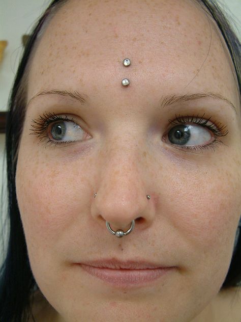 Beautiful double Bindi...Mystic has a double bindi too hee hee ! Forehead Dermal Piercing, Forehead Dermal, Forehead Piercing, Eye Dermal, Third Eye Piercing, Forehead Tattoo, Stars Tattoo, Eye Piercing, Dermal Anchor