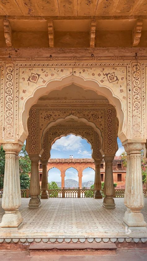 Indian Arches Architecture, Indian Mughal Architecture, Rajasthan Aesthetic Wallpaper, India Background Wallpapers, Mughal Pillars, Jaipur Wedding Aesthetic, Traditional Indian Architecture, Rajasthani Background, Rajasthani Arch