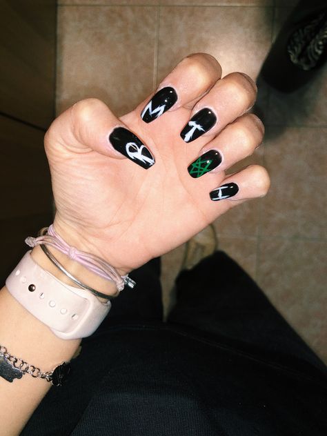 Bmth Nailart, Bmth Nails, Bring Me The Horizon Nails, Bring Me The Horizon Tattoo, Hairline Tattoos, Nail Options, Growing Facial Hair, Fake Nails Designs, Oli Sykes