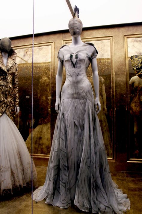 ‘Alexander McQueen: Savage Beauty’ at The Metropolitan Museum of Art Costume Exhibition, Modern Gowns, Mcqueen Savage Beauty, Beauty Exhibition, Alexander Mcqueen Savage Beauty, Crazy Fashion, Cl Fashion, Savage Beauty, Alexander Mcqueen Fashion