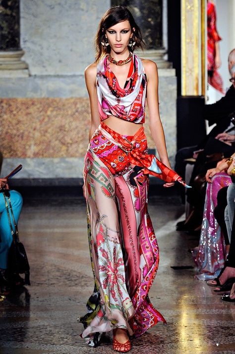 Pucci Fabric, Tropical Place, Pucci Dress, Herve Leger Dress, Scarf Outfit, Herve Leger, Emilio Pucci, Autumn Fashion Women, Boho Hippie